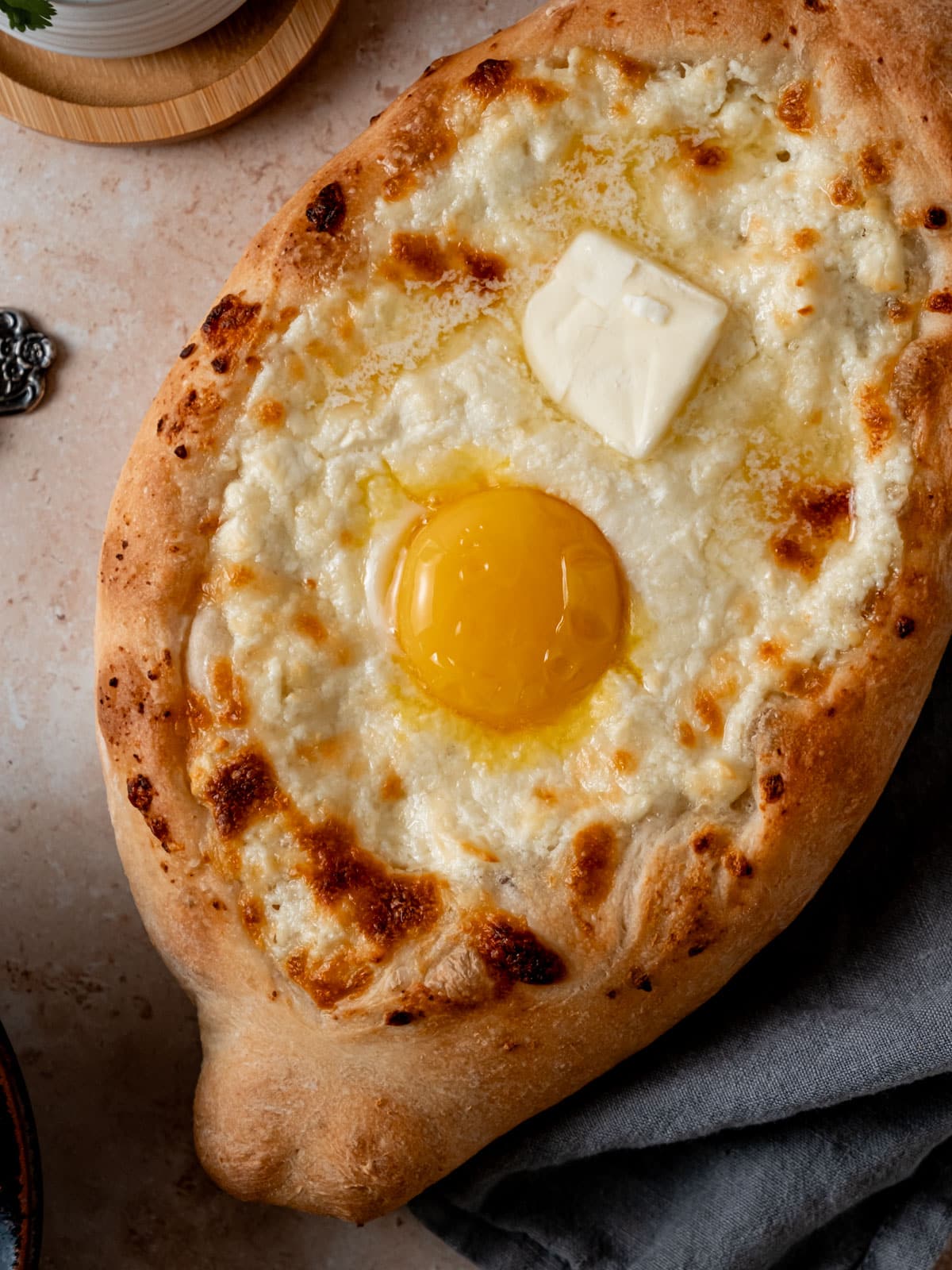 Adjaruli Khachapuri – kaasbroodbootje met ei