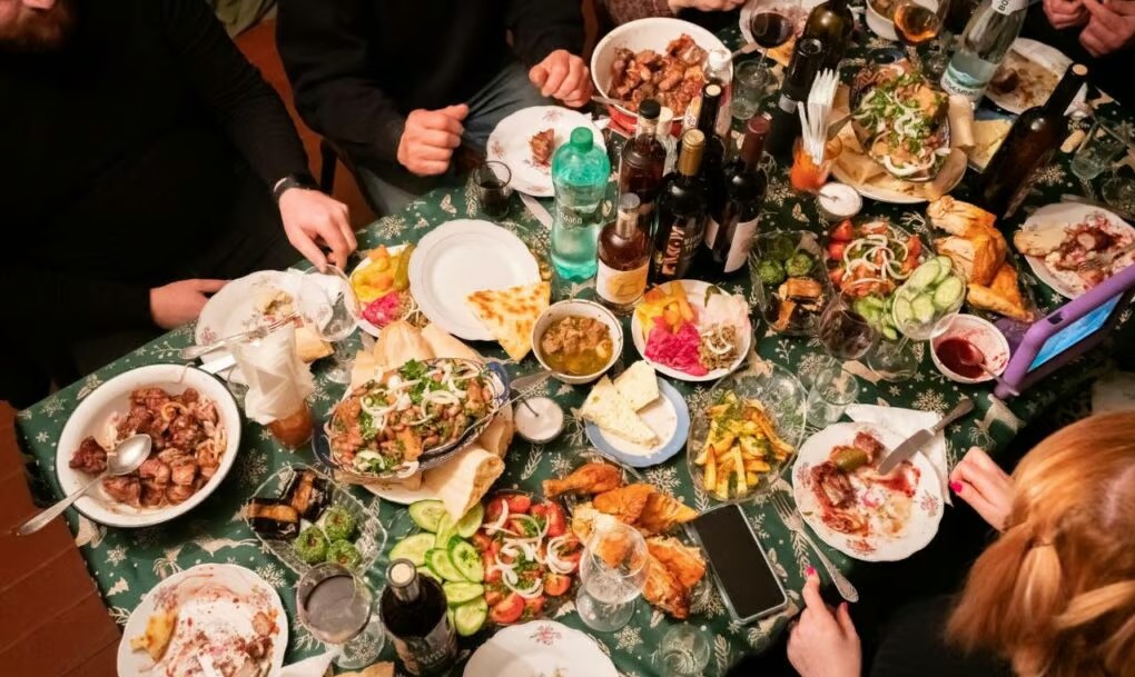 Georgische supra – tafel vol met gerechten